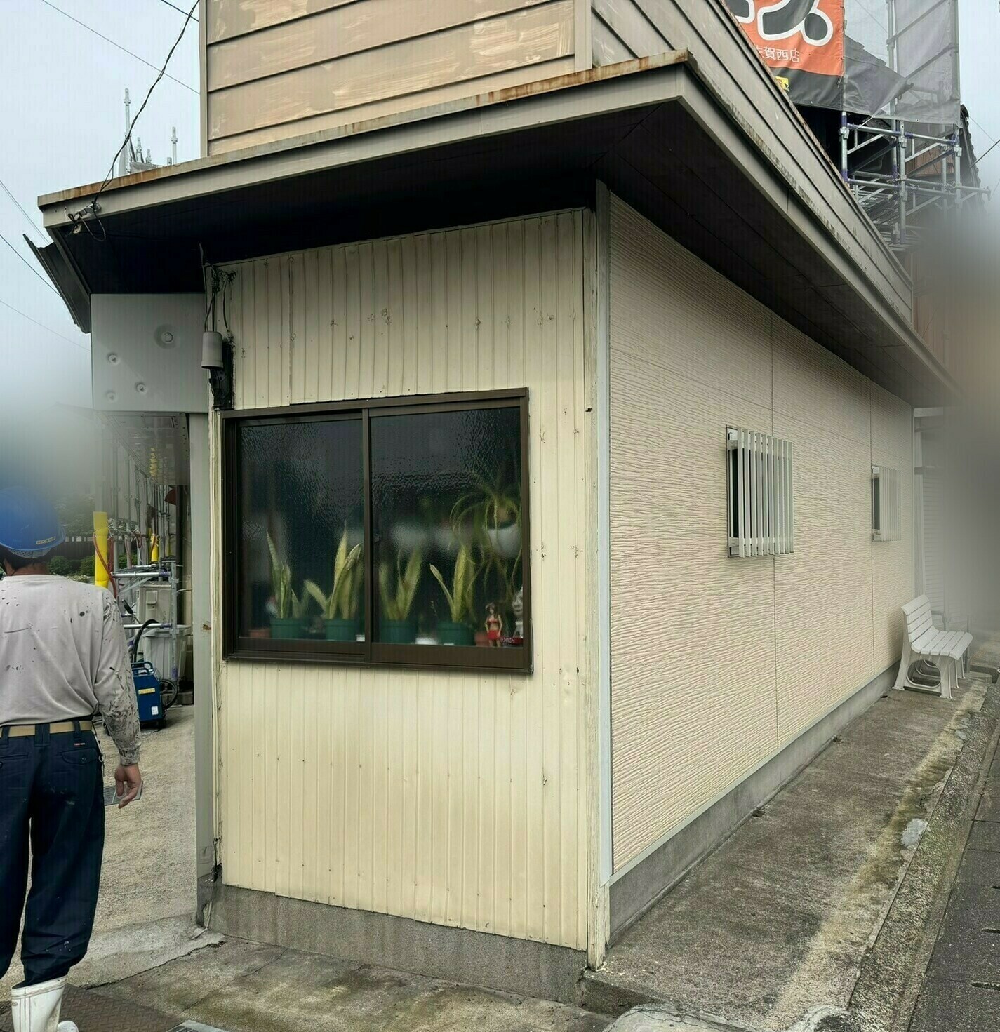 鹿島市N様邸の屋根塗装・外壁デザイン塗装塗り替え工事の様子その１